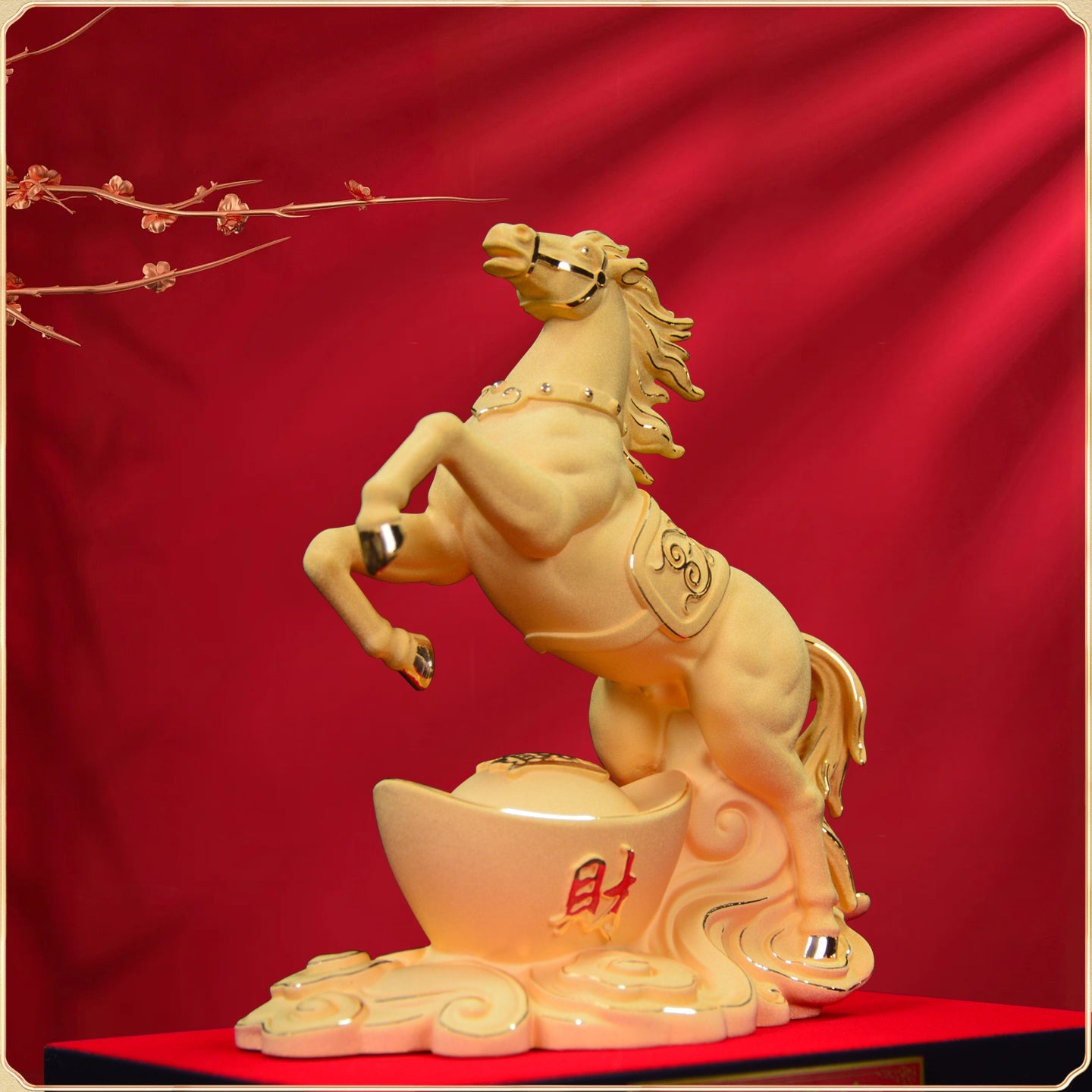 Statue de cheval en or sable velours